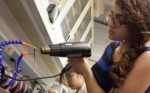 美国中学生夏令营 力推LED节能环保项目实践 